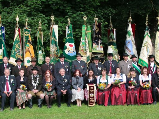 fahnen_vorstandschaft_jubilaum_zuschnitt_m